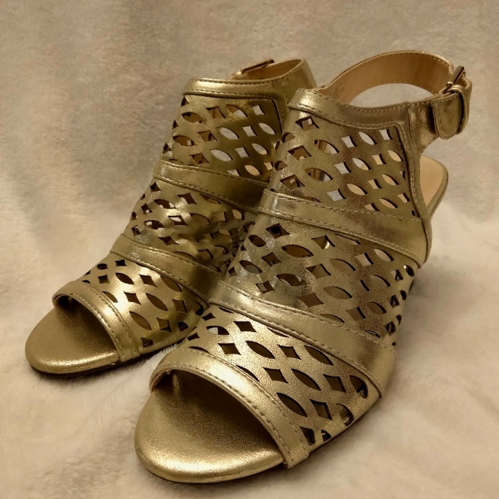 Liz Claiborne gold open toe heels size  7